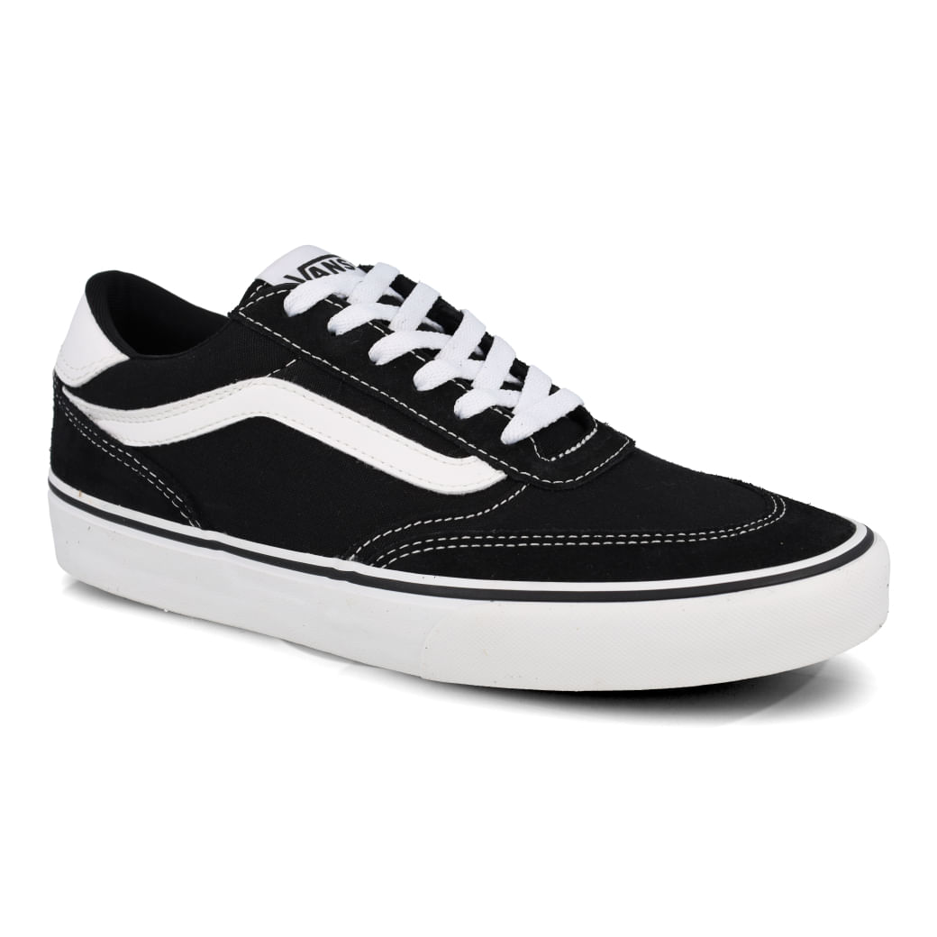 Tênis Vans Brooklyn masculino preto com detalhes brancos, vista frontal lateral direita.